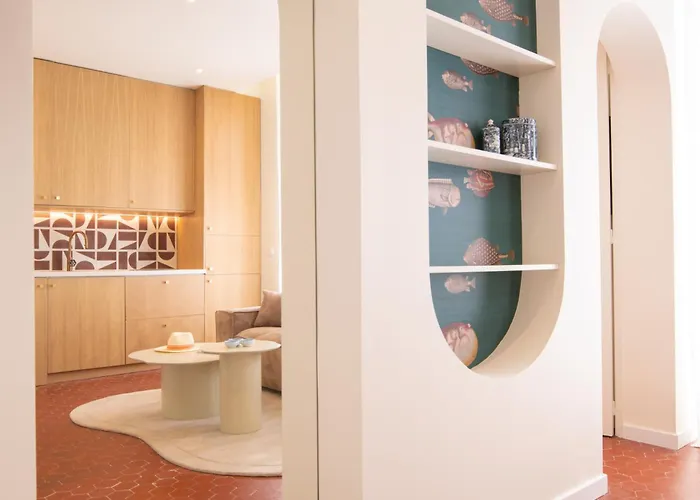 La Pampelonne Place Des Lices * Saint-Tropez