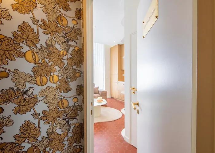 La Pampelonne Place Des Lices * Saint-Tropez